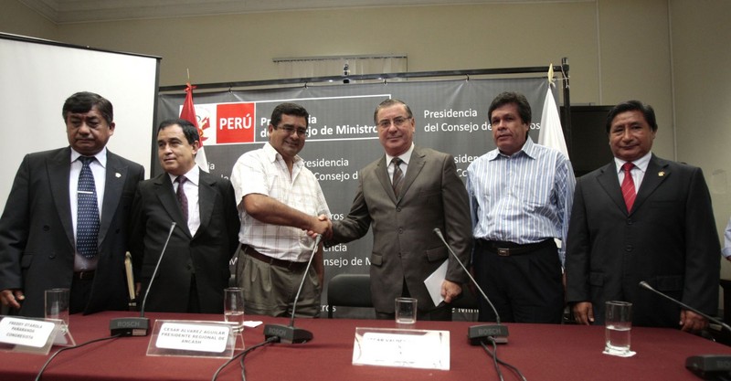 Premier Oscar Valdés, y el presidente de la región Ancash, César Alvarez,en conferencia sobre desarrollo del proyecto Chinecas