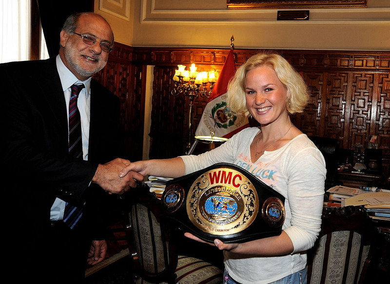 Presidente del Congreso, Daniel Abugattás recibió a la campeona mundial de Muay Thai, Valentina Shevchenko