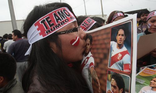 Hinchas de Peru poco antes del encuentro ante Paraguay