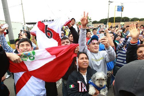 Hinchas de Peru poco antes del encuentro ante Paraguay