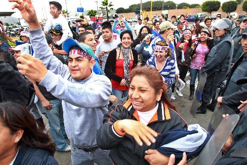 Hinchas de Peru poco antes del encuentro ante Paraguay