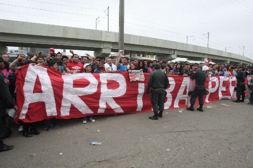 Hinchas de Peru poco antes del encuentro ante Paraguay