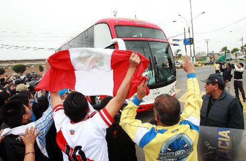 Hinchas de Peru poco antes del encuentro ante Paraguay