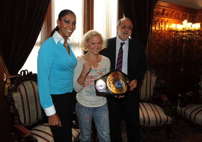Presidente del Congreso, Daniel Abugattás recibió a la campeona mundial de Muay Thai, Valentina Shevchenko