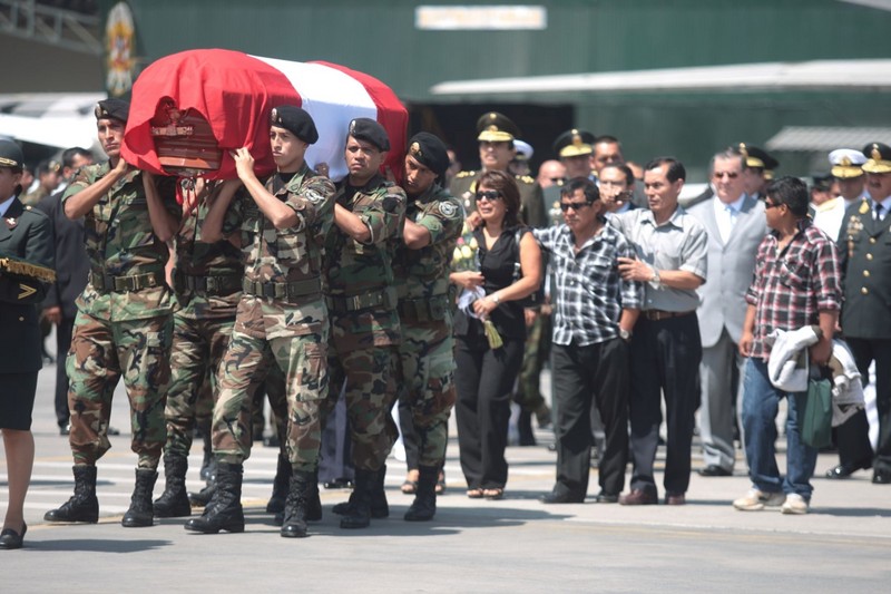 Llegada de los restos del suboficial PNP César Vilca a la Dirección de la Policía Aérea