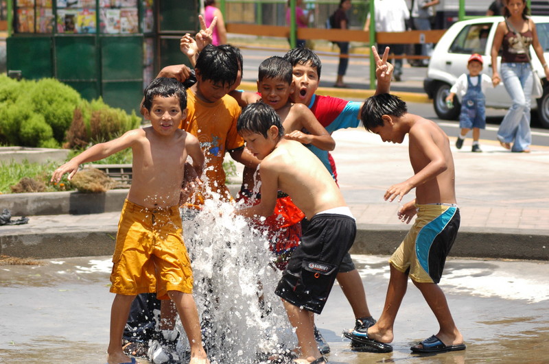 Las agradables temperaturas que se han registrado en Lima invitan a refrescarse. Estos jóvenes que utilizan las piletas para bañarse y chapotear en el agua