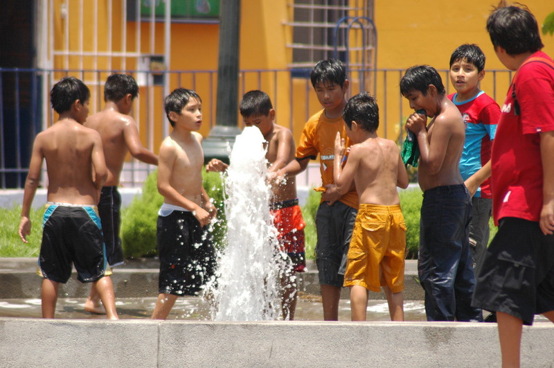 Las agradables temperaturas que se han registrado en Lima invitan a refrescarse. Estos jóvenes que utilizan las piletas para bañarse y chapotear en el agua