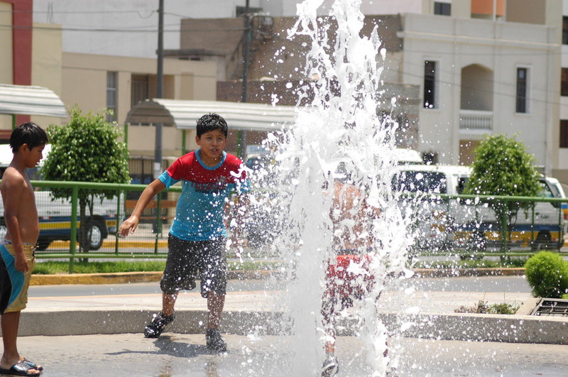 Las agradables temperaturas que se han registrado en Lima invitan a refrescarse. Estos jóvenes que utilizan las piletas para bañarse y chapotear en el agua
