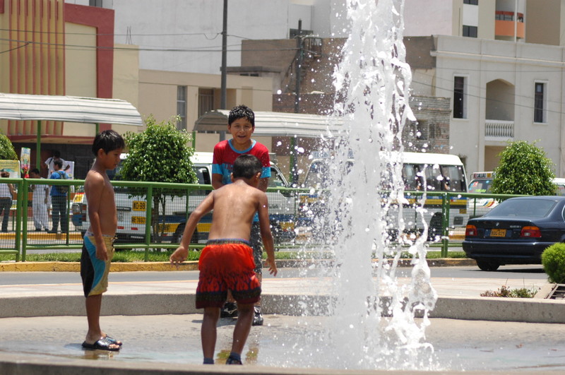 Las agradables temperaturas que se han registrado en Lima invitan a refrescarse. Estos jóvenes que utilizan las piletas para bañarse y chapotear en el agua