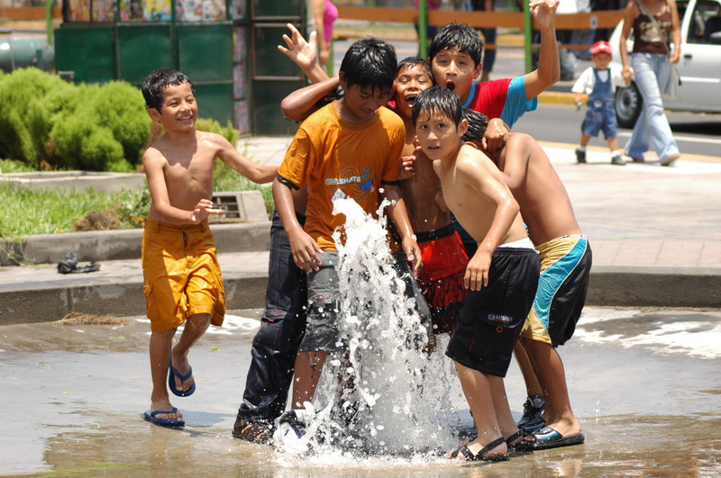 Las agradables temperaturas que se han registrado en Lima invitan a refrescarse. Estos jóvenes que utilizan las piletas para bañarse y chapotear en el agua