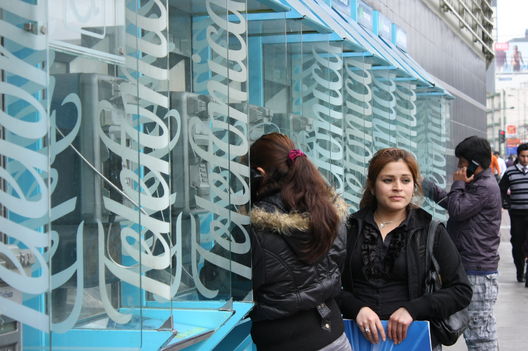 Personas hablando por teléfono en todas sus formas