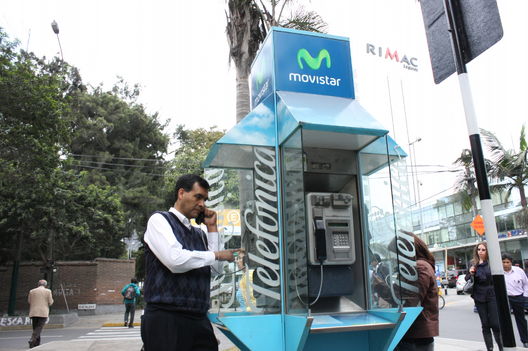 Personas hablando por teléfono en todas sus formas