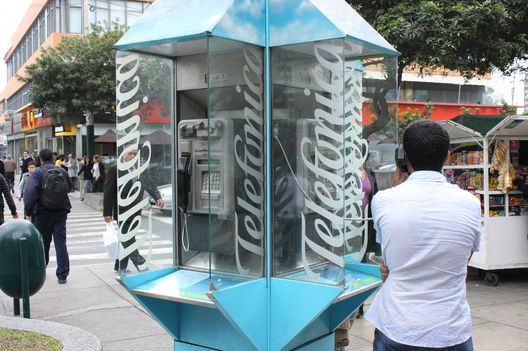 Personas hablando por teléfono en todas sus formas