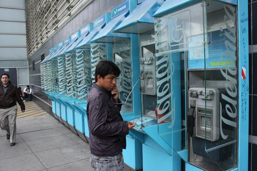 Personas hablando por teléfono en todas sus formas