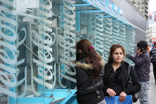 Personas hablando por teléfono en todas sus formas