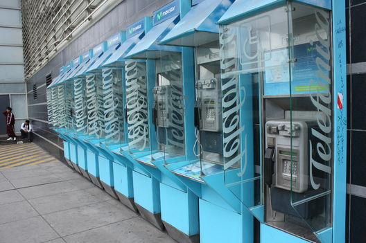 Personas hablando por teléfono en todas sus formas