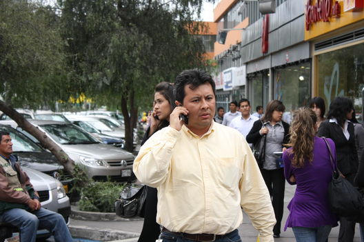 Personas hablando por teléfono en todas sus formas
