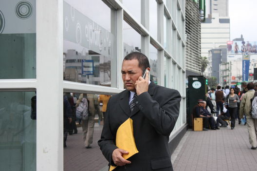 Personas hablando por teléfono en todas sus formas