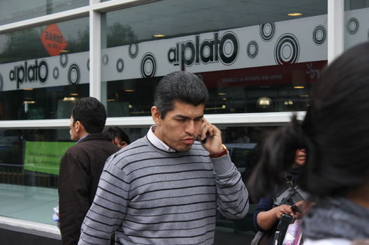 Personas hablando por teléfono en todas sus formas