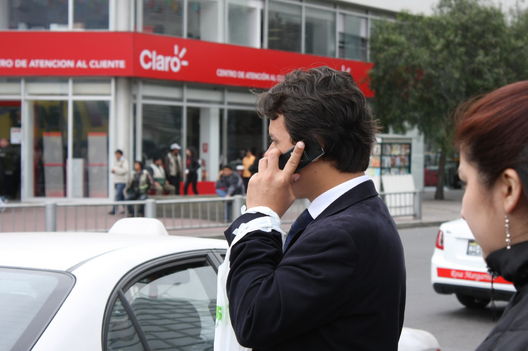 Personas hablando por teléfono en todas sus formas