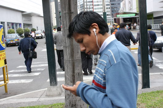 Personas hablando por teléfono en todas sus formas