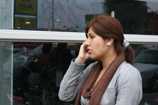Personas hablando por teléfono en todas sus formas