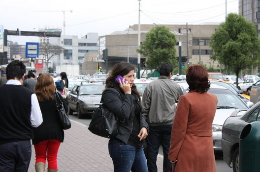 Personas hablando por teléfono en todas sus formas