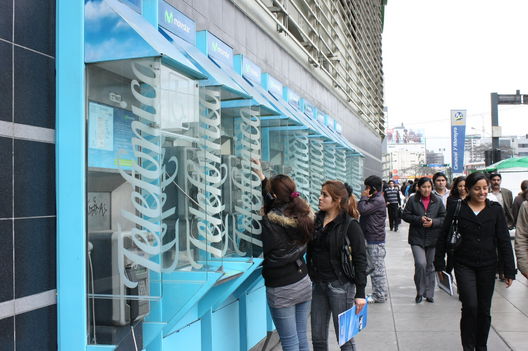 Personas hablando por teléfono en todas sus formas