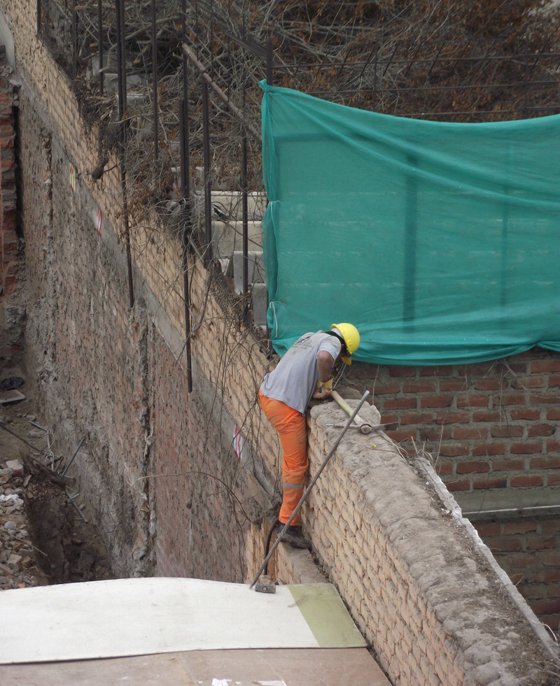 Obreros de construcción civil trabajando sin protección en algún lugar de Lima