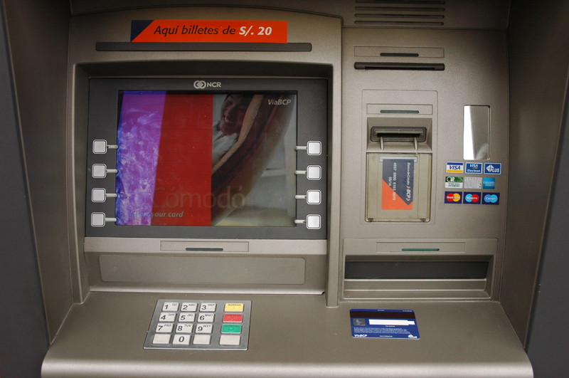 Un cajero automático es una máquina expendedora usada para extraer dinero utilizando una tarjeta de plastico con una banda magnética o chip