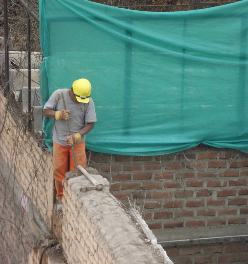 Obreros de construcción civil trabajando sin protección en algún lugar de Lima