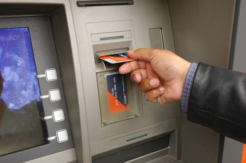 Un cajero automático es una máquina expendedora usada para extraer dinero utilizando una tarjeta de plastico con una banda magnética o chip