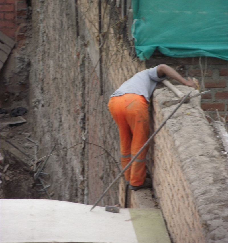 Obreros de construcción civil trabajando sin protección en algún lugar de Lima