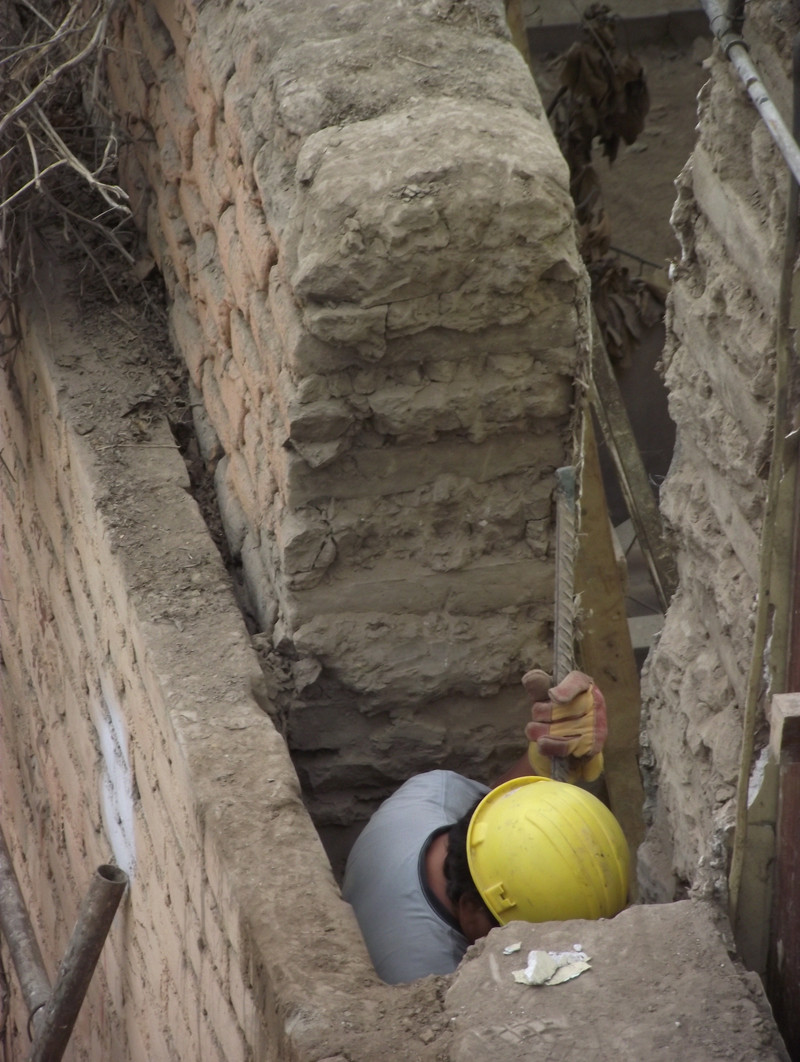 Obreros de construcción civil trabajando sin protección en algún lugar de Lima