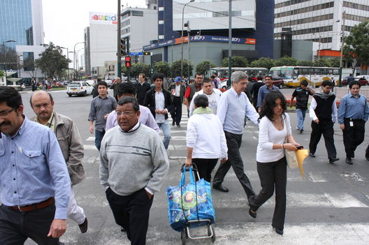 Personajes de la ciudad: Ejecutivos y personas caminando en la Avenida Javier Prado