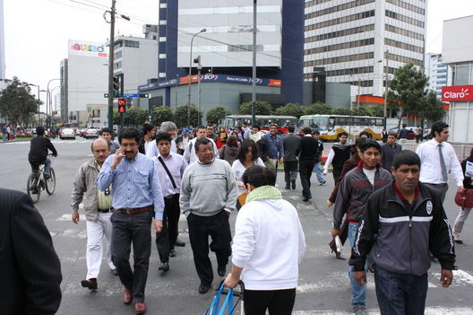 Personajes de la ciudad: Ejecutivos y personas caminando en la Avenida Javier Prado