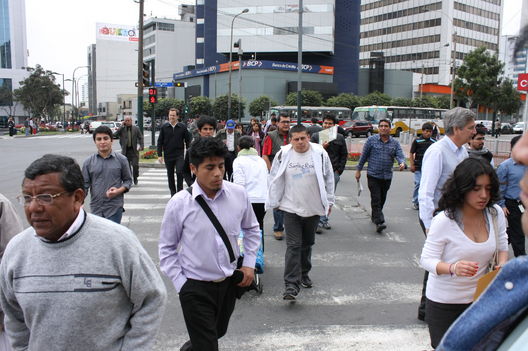 Personajes de la ciudad: Ejecutivos y personas caminando en la Avenida Javier Prado