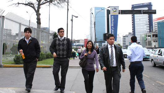 Personajes de la ciudad: Ejecutivos y personas caminando en la Avenida Javier Prado