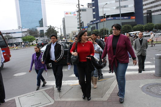 Personajes de la ciudad: Ejecutivos y personas caminando en la Avenida Javier Prado