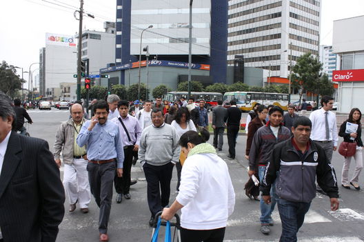 Personajes de la ciudad: Ejecutivos y personas caminando en la Avenida Javier Prado