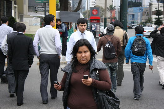 Personajes de la ciudad: Ejecutivos y personas caminando en la Avenida Javier Prado