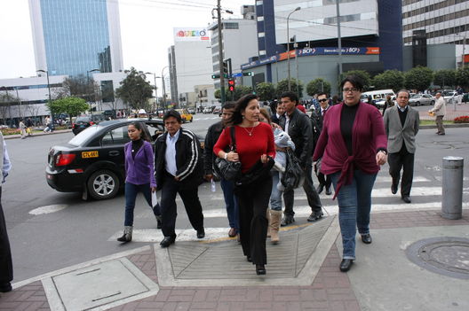 Personajes de la ciudad: Ejecutivos y personas caminando en la Avenida Javier Prado