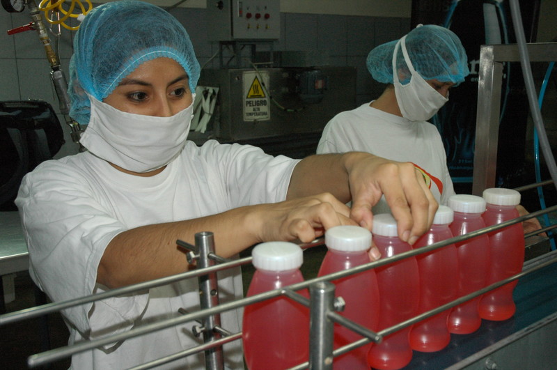 Miles de empleados y operarios laboran en fábricas embotelladoras en todo el Perú