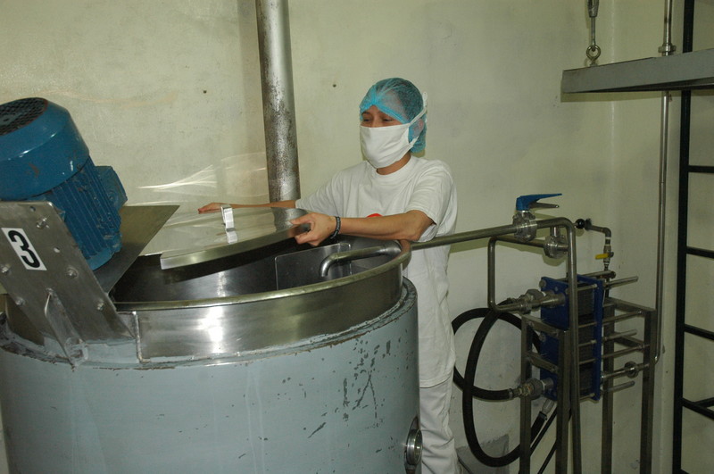 Miles de empleados y operarios laboran en fábricas embotelladoras en todo el Perú
