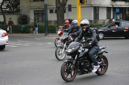 Los motociclistas en las calles de Lima