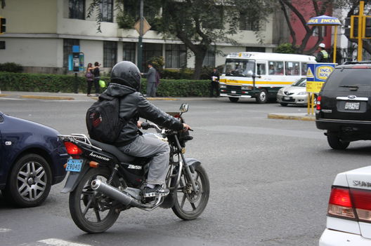 Los motociclistas en las calles de Lima