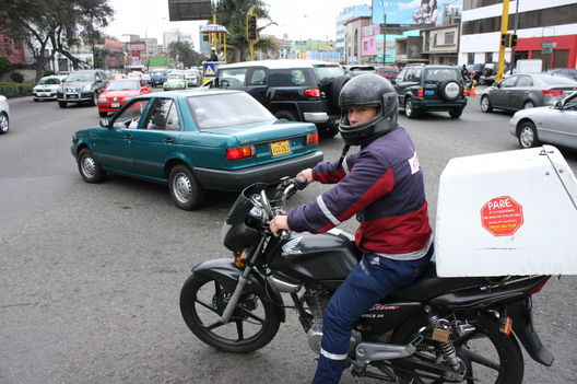 Los motociclistas en las calles de Lima