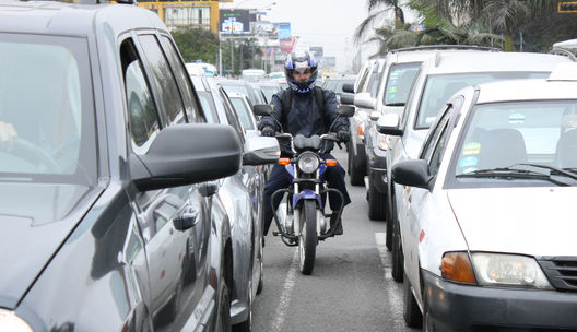 Los motociclistas en las calles de Lima