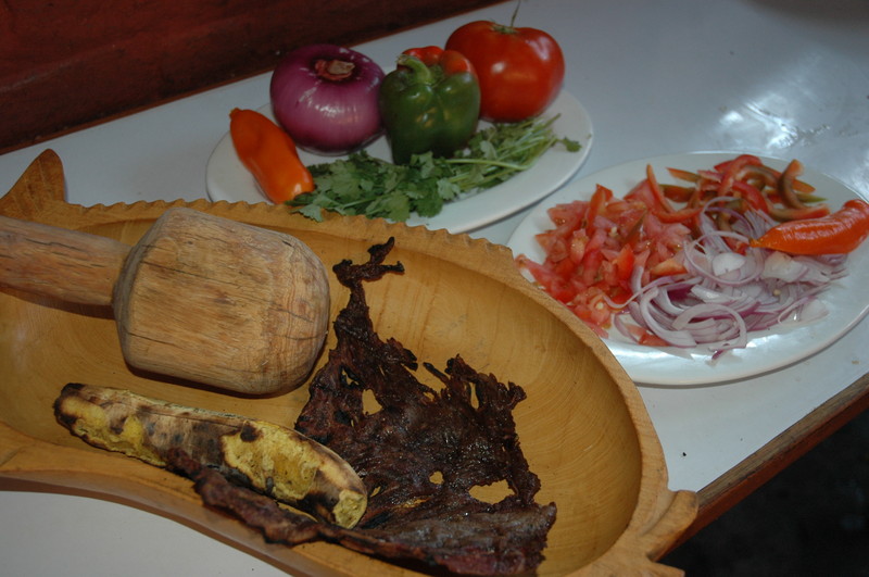 El seco de chabelo consiste en un guiso de carne adobada, carne seca y plátano verde. Las carnes son la piedra angular de este plato