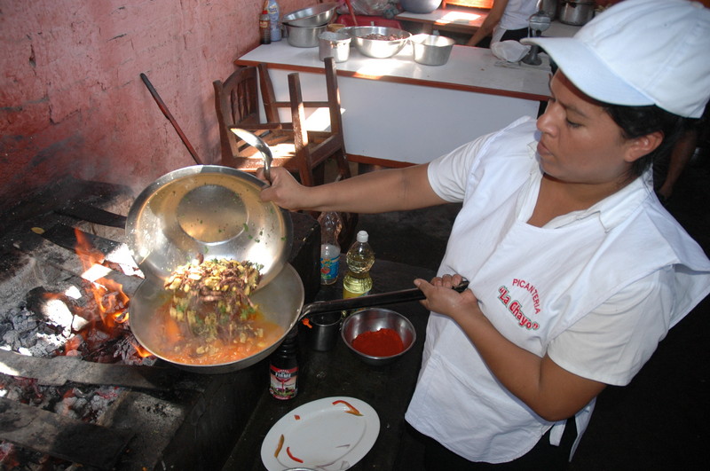 El seco de chabelo consiste en un guiso de carne adobada, carne seca y plátano verde. Las carnes son la piedra angular de este plato